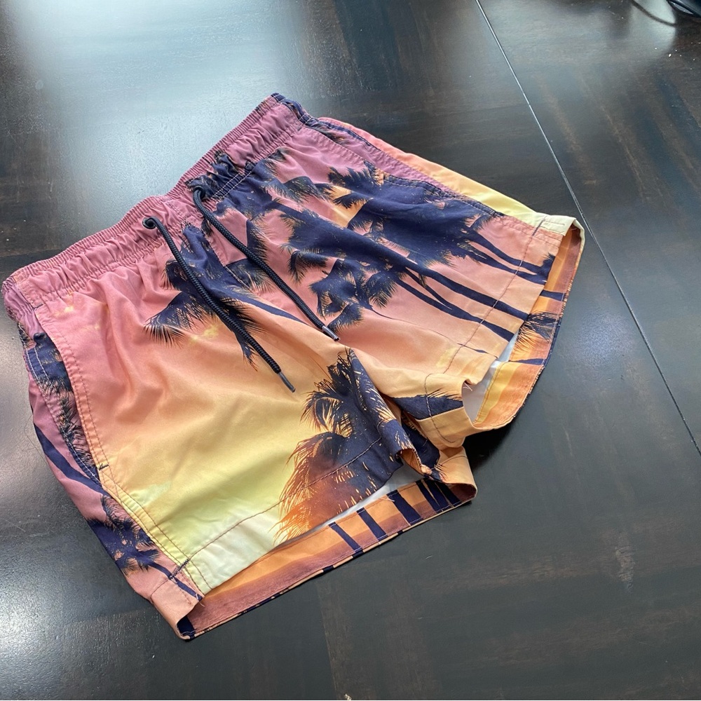 H&M Men Swim Trunks Palm Tree Size XS
USED in great condition (Worn twice)
3-Poc